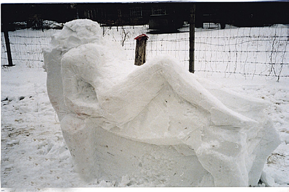 Одессит лепит скульптуры из снега в городском саду